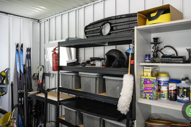 Ukládací prostor v bílé GARDEON garáži