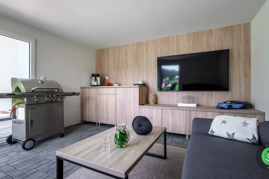 Letní obývací pokoj s kuchyní v zahradním domku