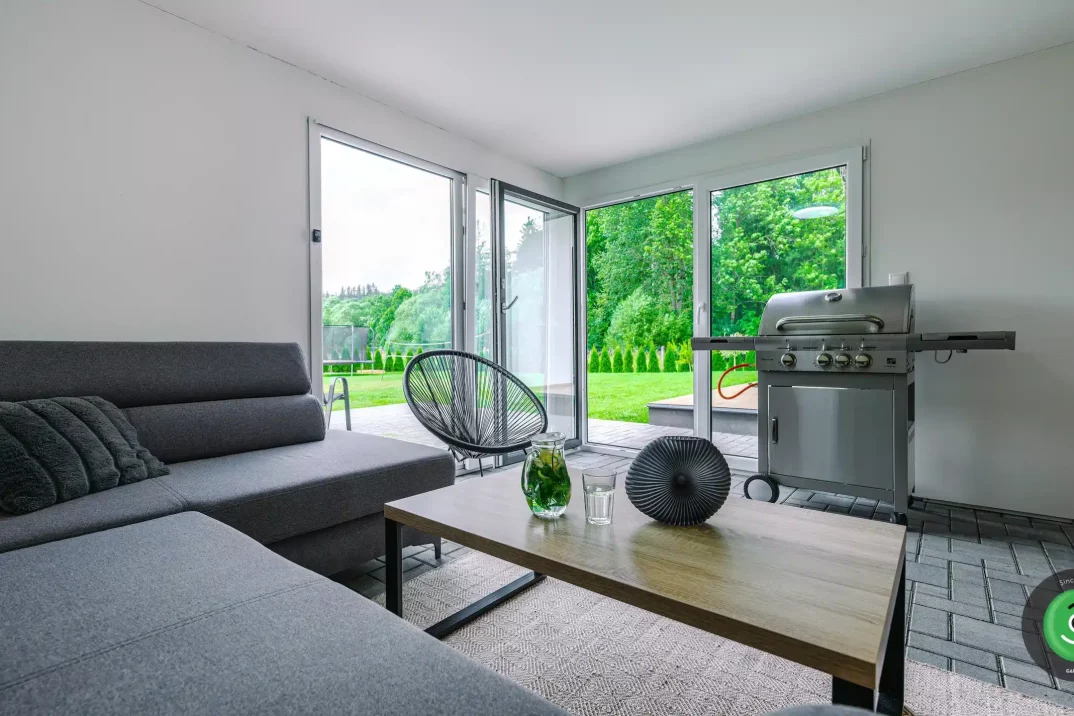 Interiér letního obývacího pokoje v zahradním domku