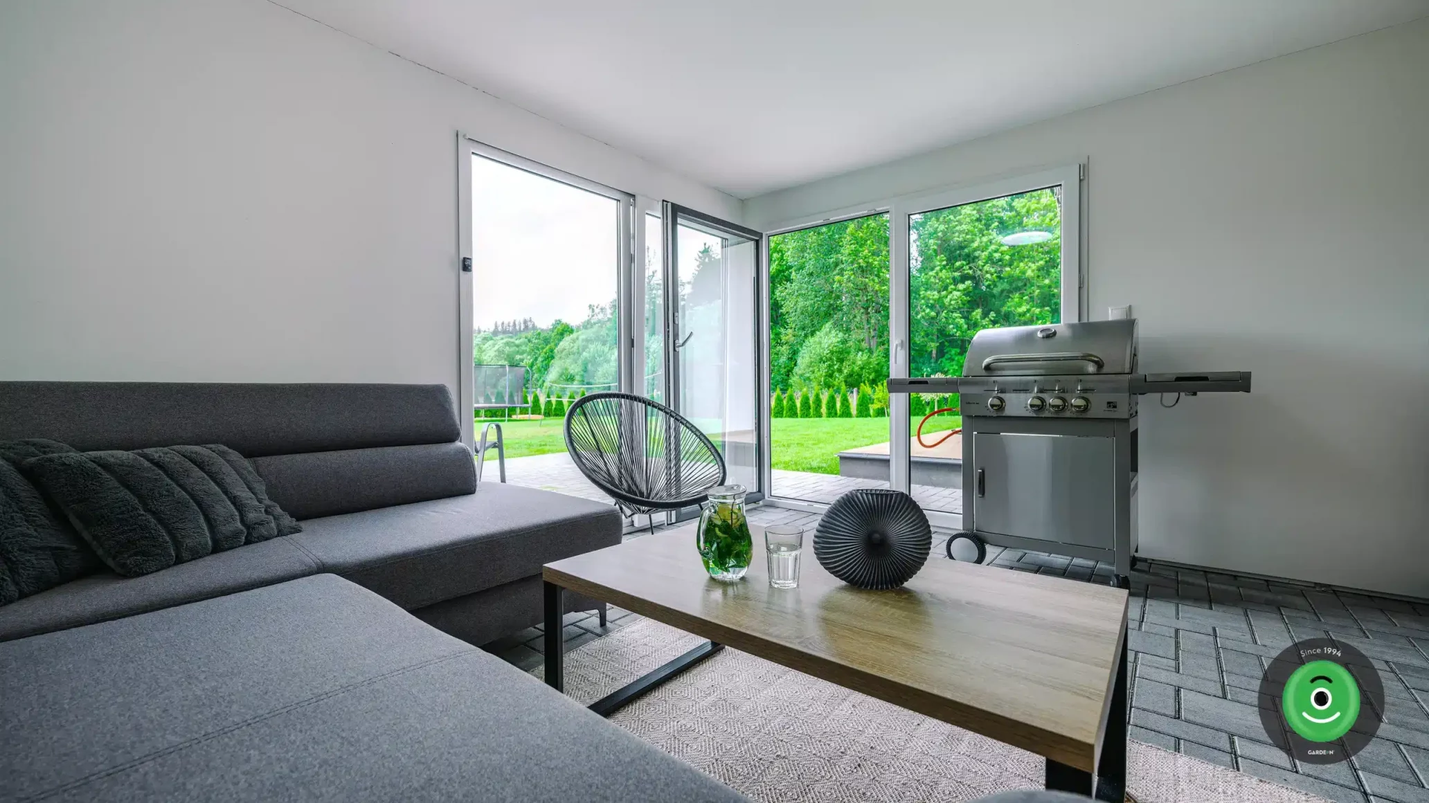 Interiér letního obývacího pokoje v zahradním domku