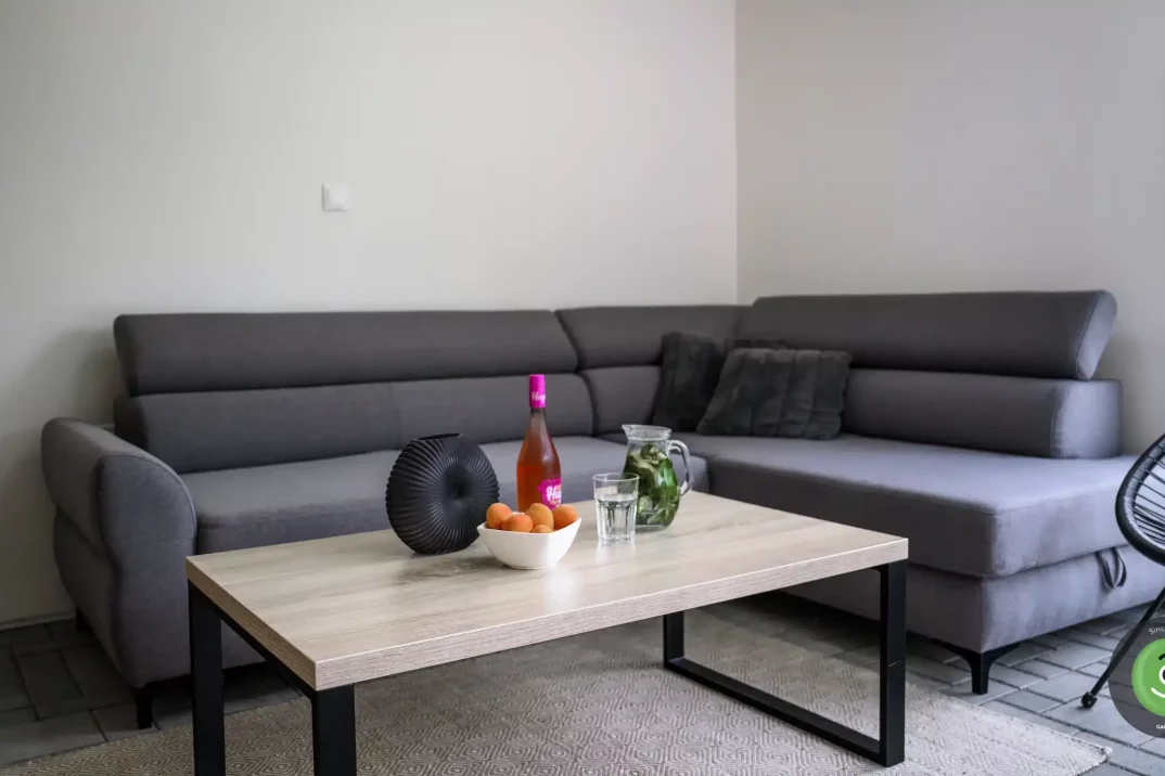 Tmavá pohovka v letním obývacím pokoji v GARDEON domečku