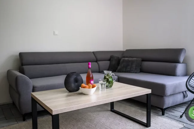 Tmavá pohovka v letním obývacím pokoji v GARDEON domečku