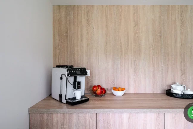 Detail interiéru letní kuchyňky v zahradním domku