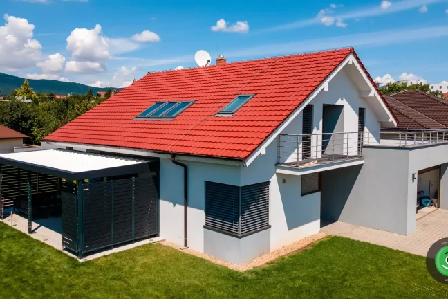 GARDEON pergola usazená k rodinnému domu