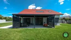 GARDEON pergola z czarnymi wypełnieniami z widokiem na ogr&oacute;d