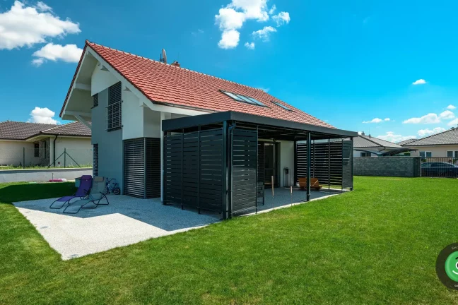 Pergola GARDEON v zahradě hned vedle bílého domu