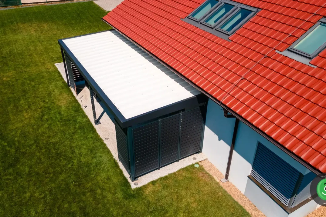 Bílá izolovaná střecha na GARDEON pergole