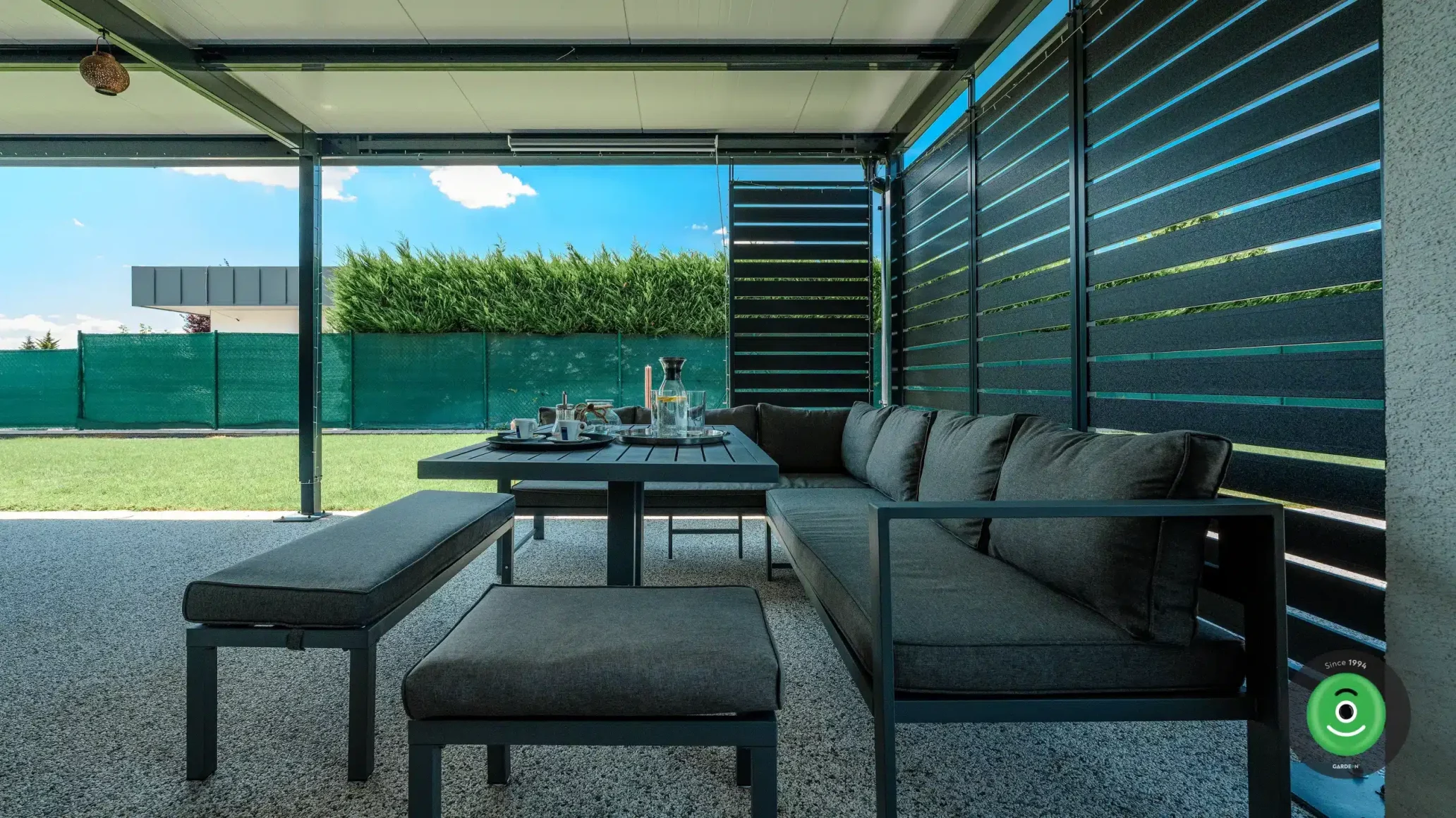 Interiér GARDEON pergoly s černou hliníkovou výplní