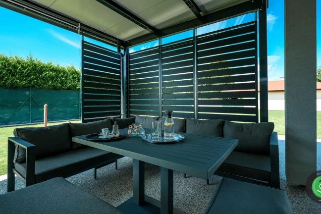 Posezení uvnitř pergoly s detailem na černou výplň