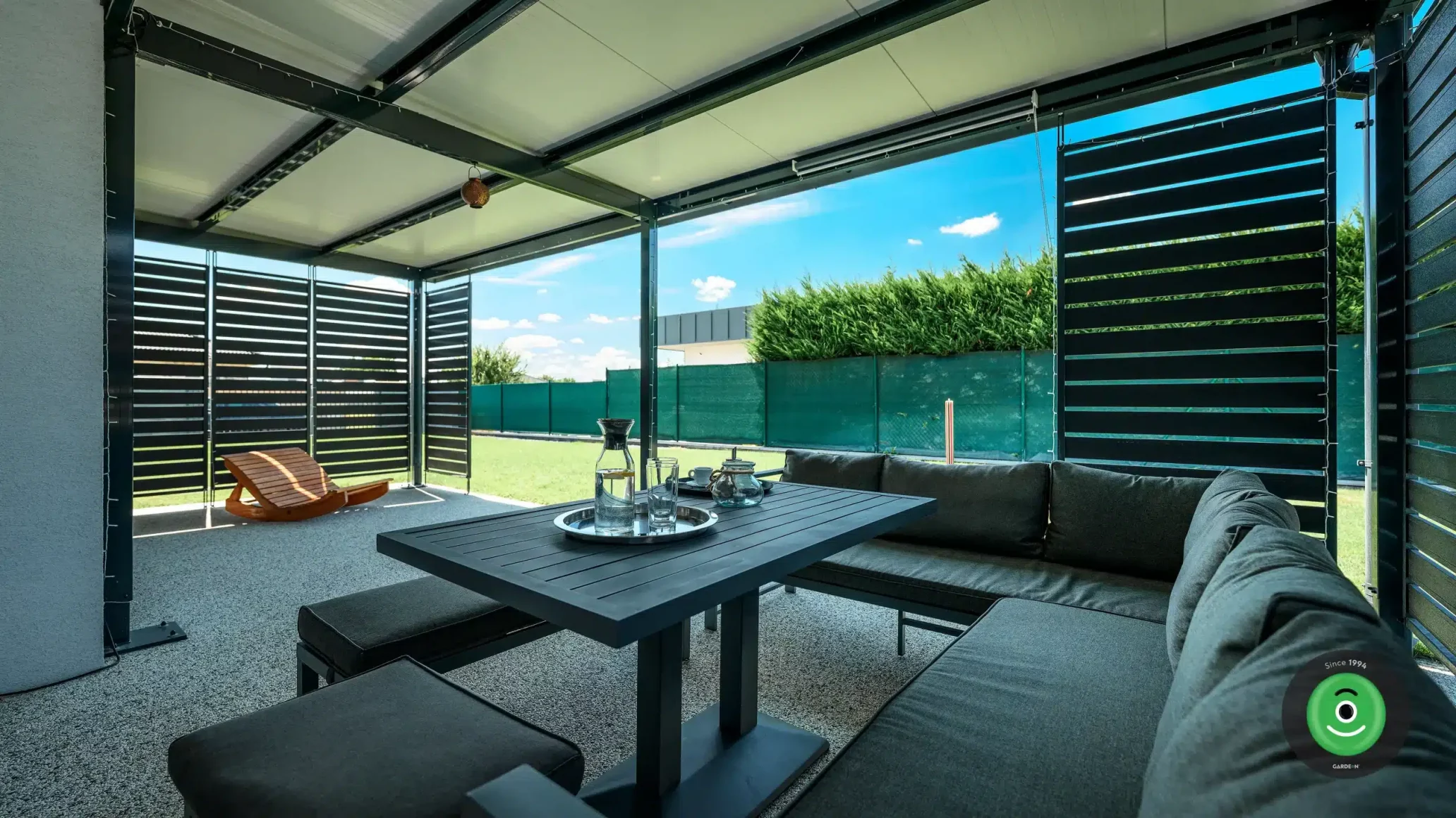 Detail na interiér v GARDEON pergole s černou výplní