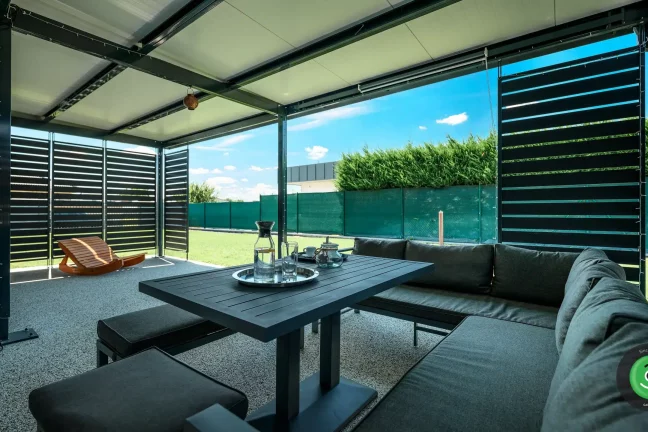 Detail na interiér v GARDEON pergole s černou výplní