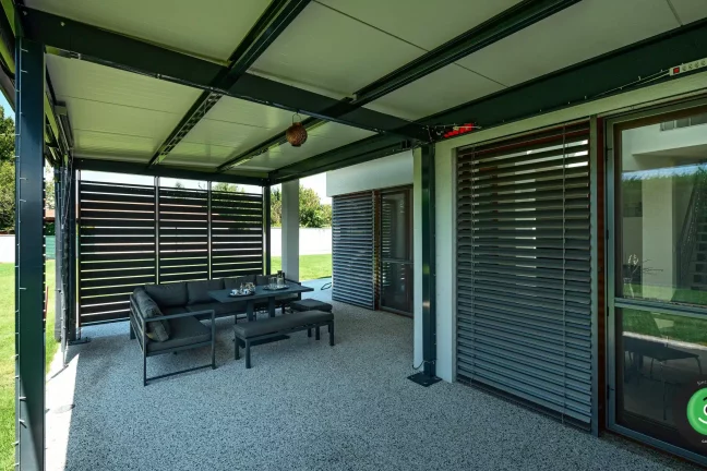 GARDEON pergola opřena o rodinný dům s posezením uvnitř