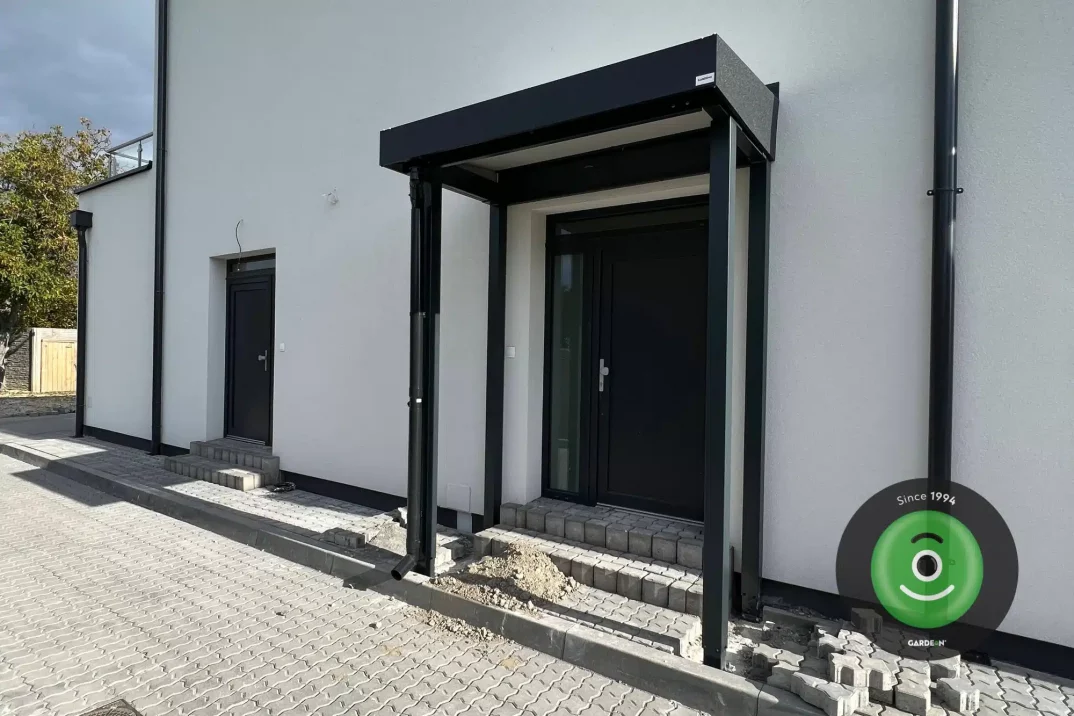 Přístřešek nad vchod do domu