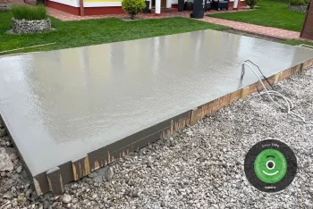 Čerstvě zalitá betonová deska