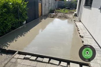 Rovná betonová deska při zamkové dlažbě