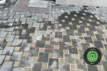 Betonové patky skryté pod zámkovou dlažbou