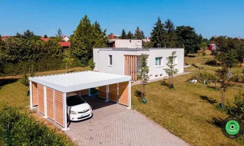 Přístřešek pro dvě auta s bílou střechou mezi ovocnými stromky