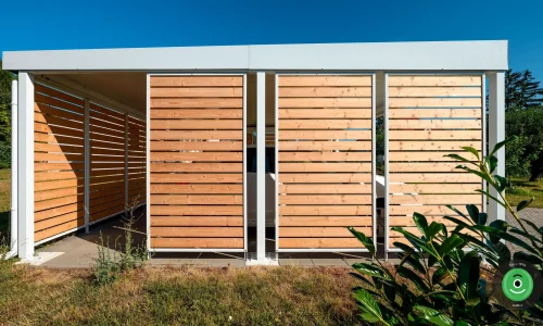 Bílý přístřešek GARDEON s bílým autem uvnitř na zahradě