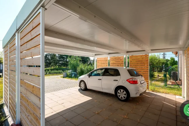 Přístřešek GARDEON s designově dřevěnou výplní mezi sloupy