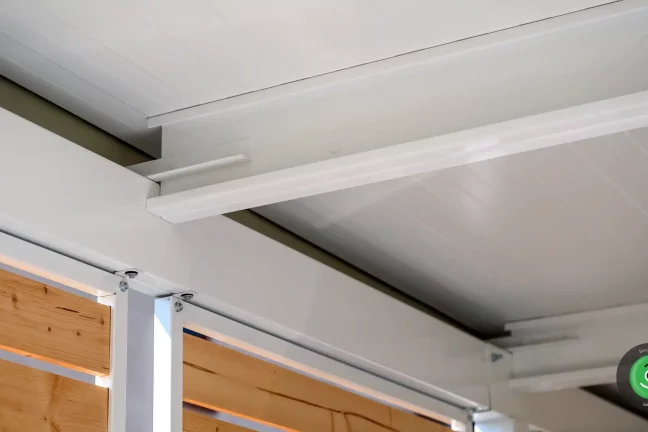 Detail nosníku na přístřešku pro dvě auta