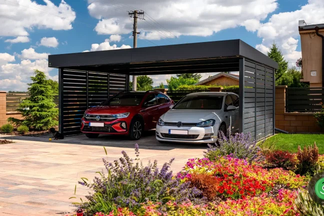 Černý přístřešek pro dvě auta s černou kovovou výplní