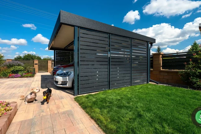 Černá kovová výplň umístěná v přístřešku pro dvě auta