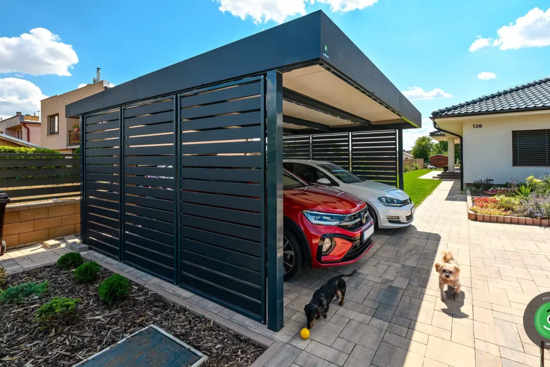 GARDEON přístřešek s černou výplní u bílého domu s černou střechou