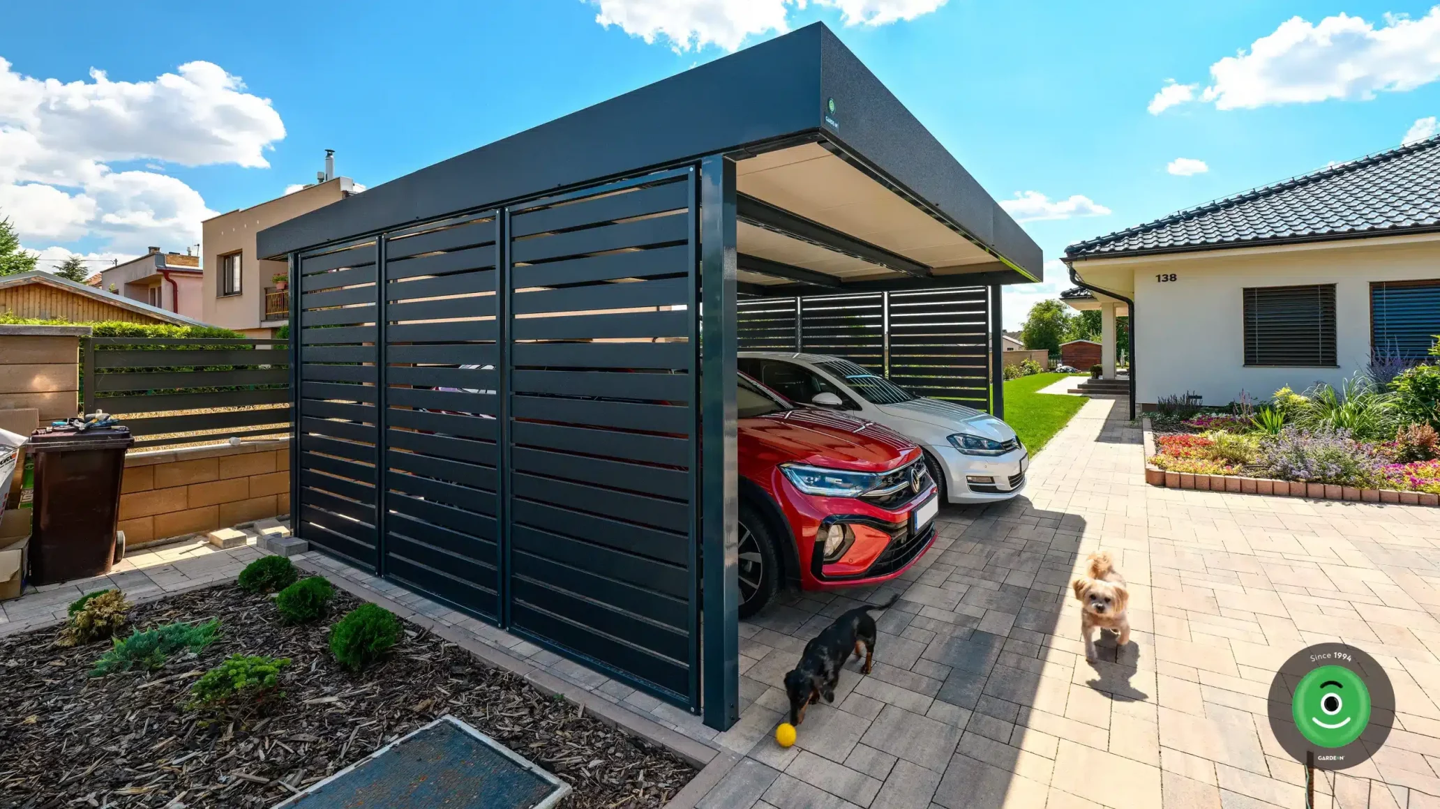 GARDEON přístřešek s černou výplní u bílého domu s černou střechou