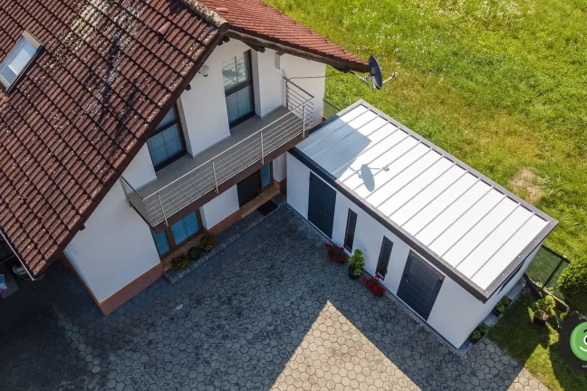 Bílá pultová střecha na zahradním domku GARDEON