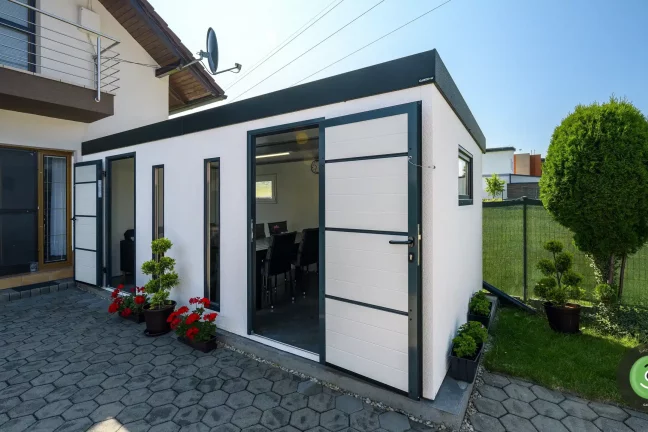 GARDEON bílý zahradní domek u rodinného domu