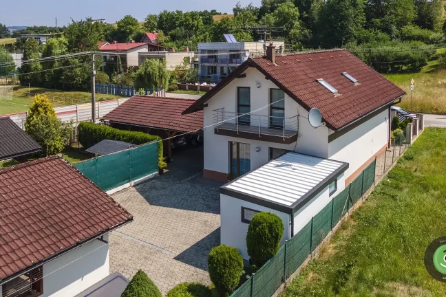 Domeček s bílou izolovanou střechou na kulaté zámkové dlažbě