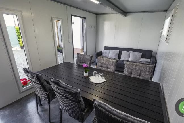 Detail na interiér zahradního domku s bílými stěnami