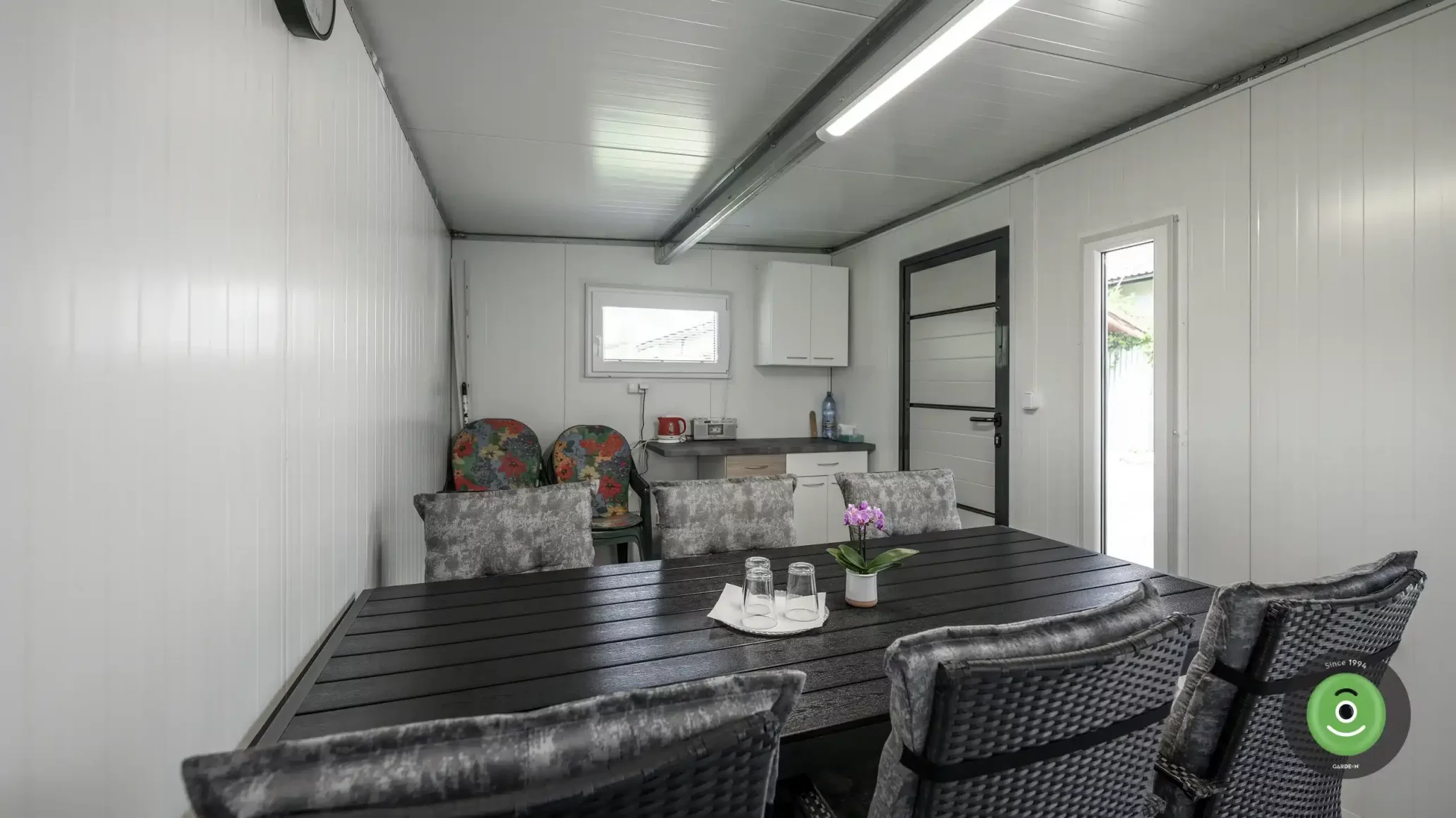 Letní kuchyně s posezením v zahradním domku od firmy GARDEON