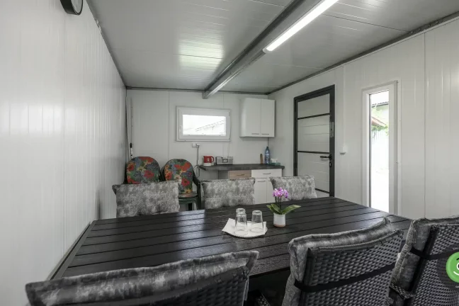 Letní kuchyně s posezením v zahradním domku od firmy GARDEON