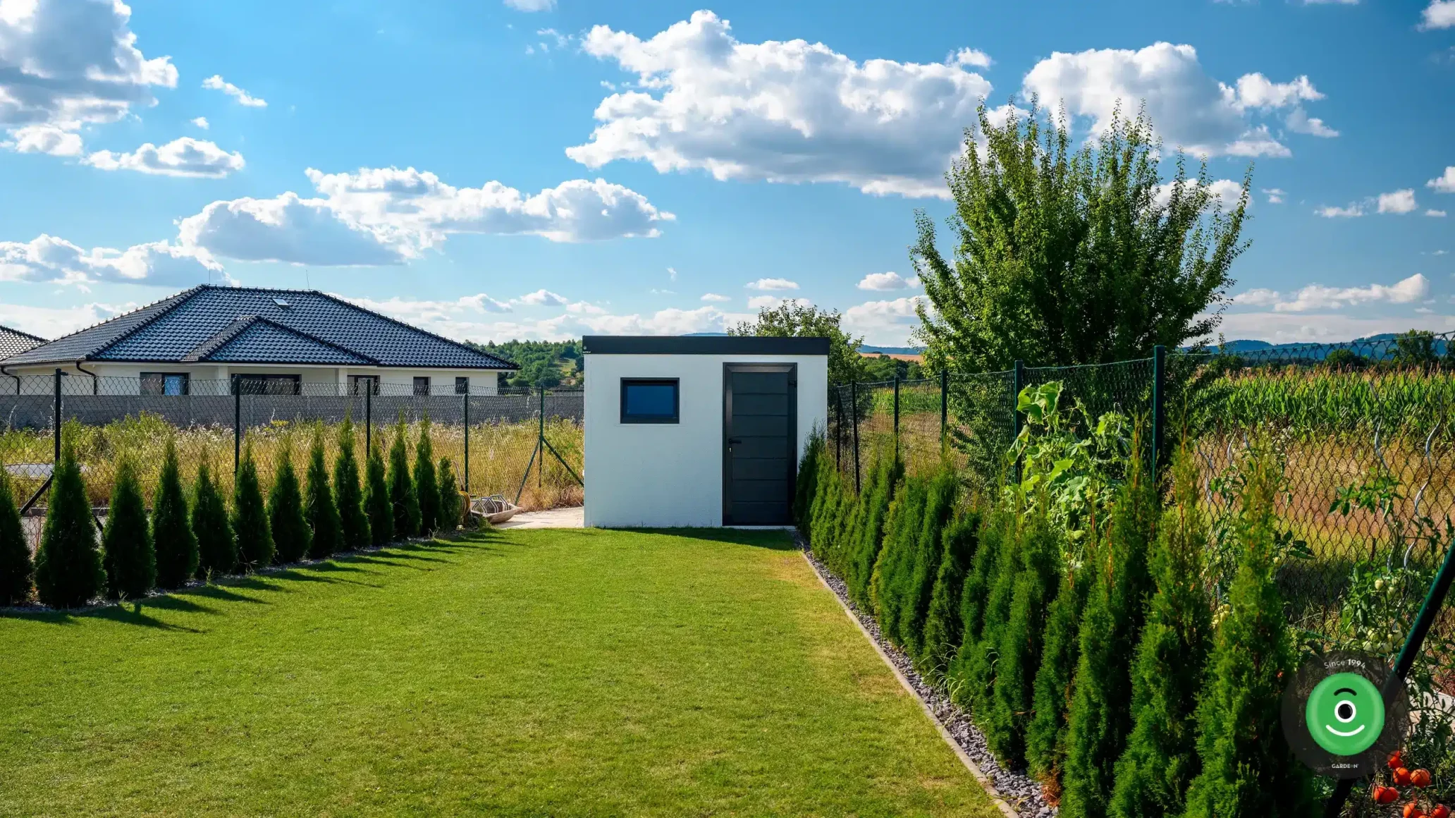 Zahradní domek s pultovou střechou na konci zahrady