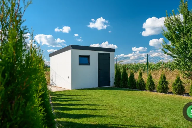 Bílý GARDEON zahradní domek obklopený stromky