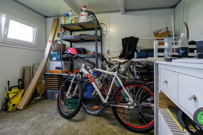 Interiér v zahradním domku s úložným prostorem