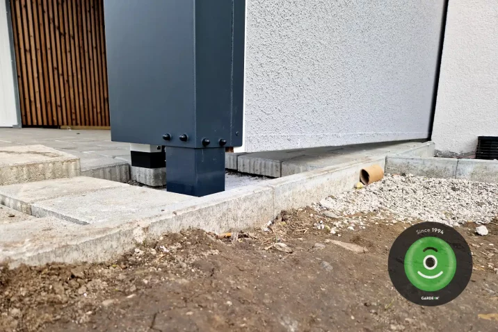 Křivý podklad pod záhradním domkem