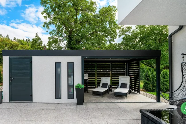 Bílý zahradní domek s přístřeškem a pultovou střechou