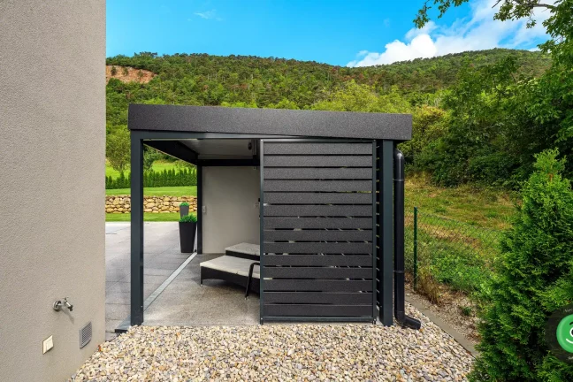 Zahradní domek s přístřeškem s černou kovovou výplní