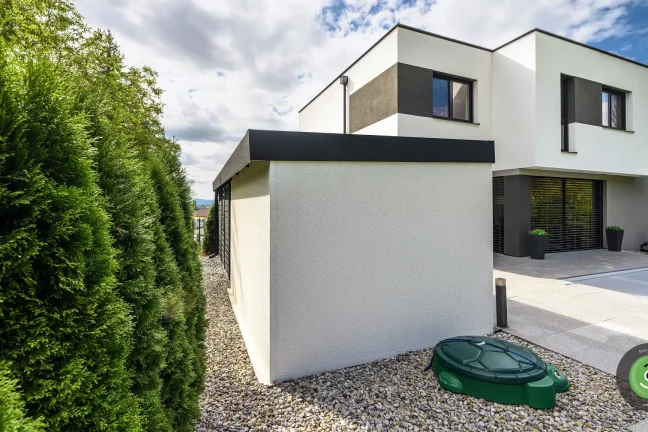 Bílý zahradní domek GARDEON vedle rodinného domu