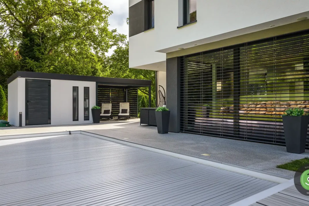 Rodinný dům vedle bílého zahradního domku