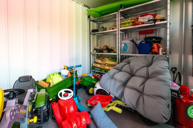 Úložný prostor v podobě regálu v zahradním domku