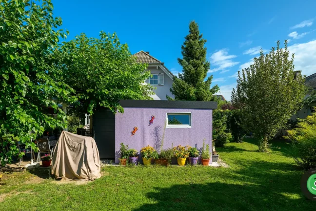 Fialový zahradní domek se šikmou střechou