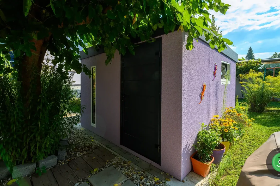 Barevná stavba GARDEON obklopená zelenou zahradou