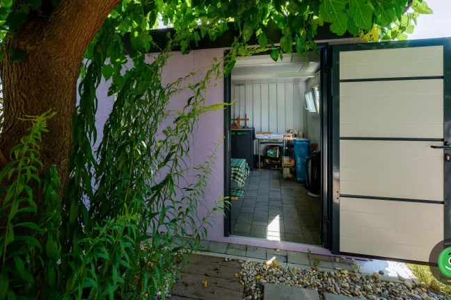 Zahradní domek GARDEON u velkého stromu