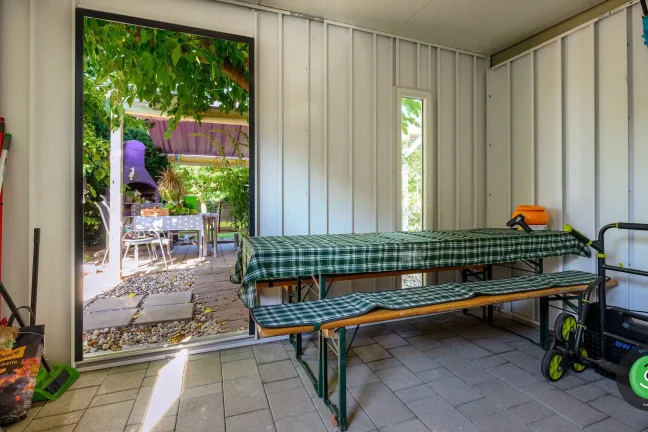 Detail posezení v zahradním domku GARDEON