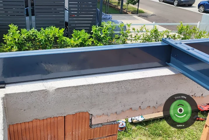 Nosníky na střechu na zděné stěně