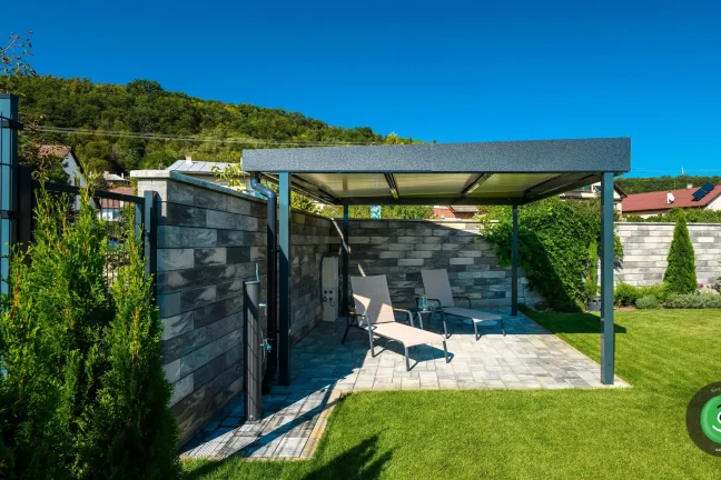 Gardeon pergola na zelené zahradě u plotu