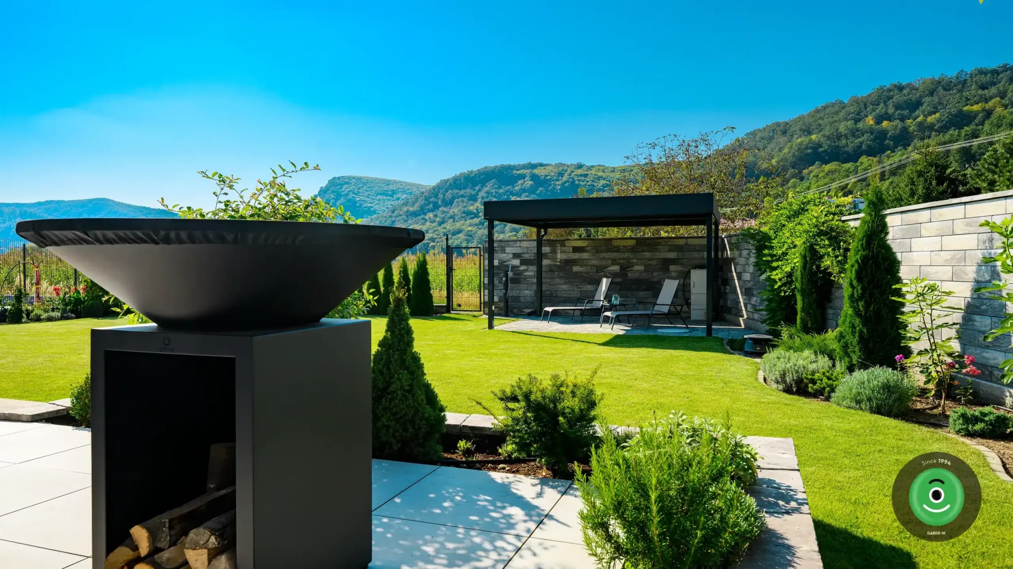 Gardeon pergola s posezením usazená v rohu velké zahrady